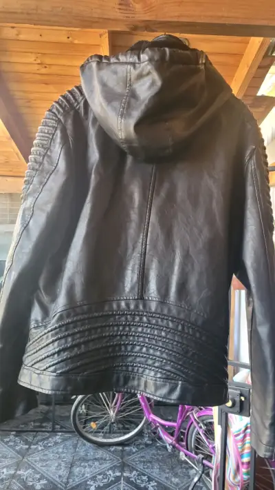 Chaqueta de cuero con capucha - miniatura 4