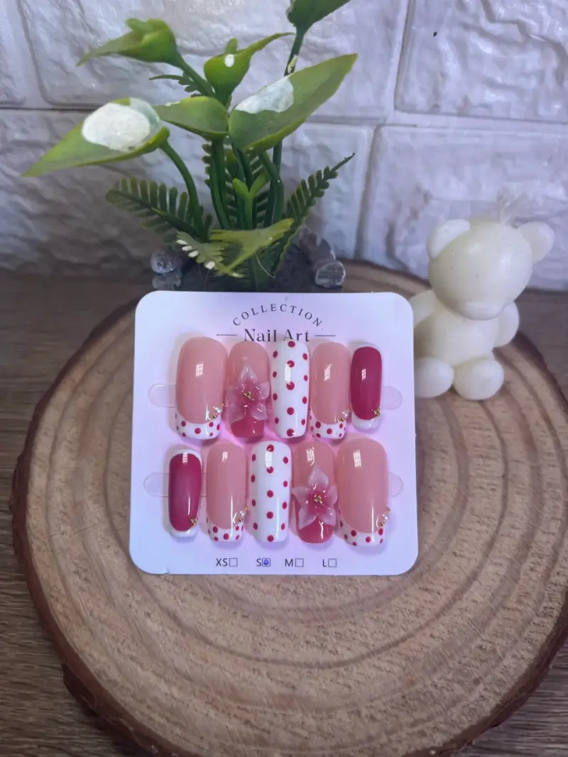 Set de uñas postizas decoradas