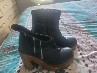 Botines negros de tacón alto de cuero con madera - miniatura 1