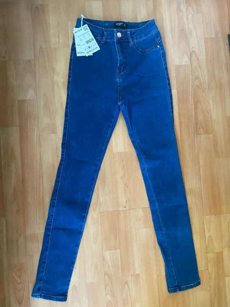 Jeans azules con etiqueta - 1