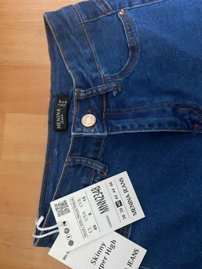Jeans azules con etiqueta - miniatura 2