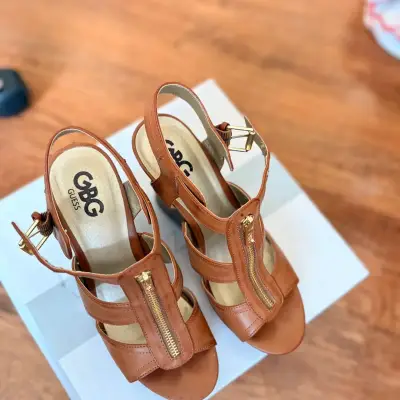 Sandalias marrón con cierre GBG - miniatura 1