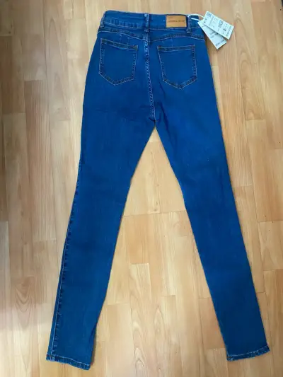 Jeans azules con etiqueta - miniatura 3