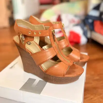 Sandalias marrón con cierre GBG - miniatura 2