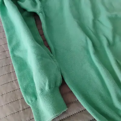 Suéter verde de cuello V (Bellota) - miniatura 3