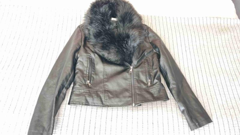 Chaqueta negra con cuello de piel sintética - 1