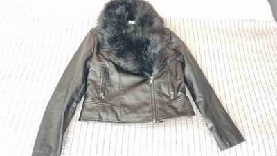 Chaqueta negra con cuello de piel sintética - miniatura 1