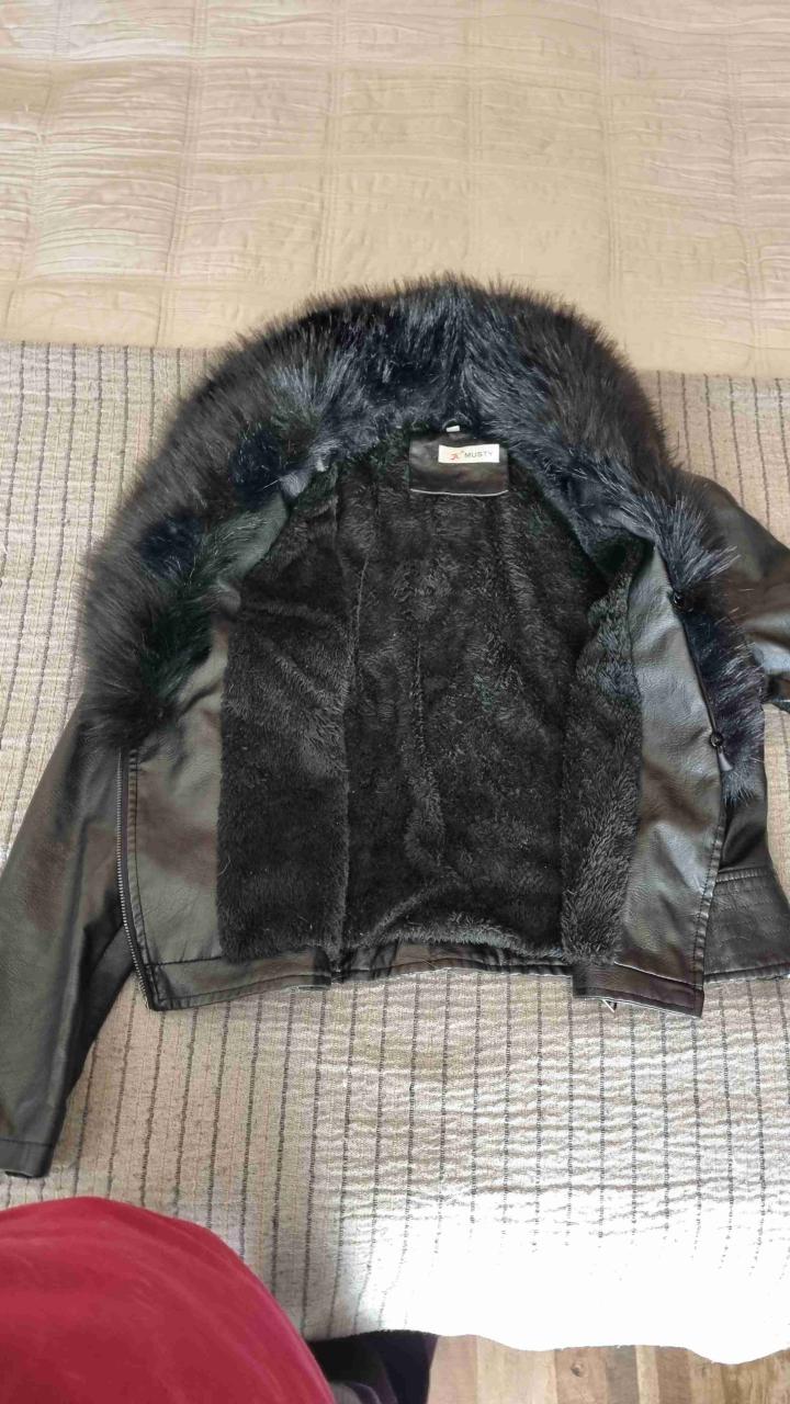 Chaqueta negra con cuello de piel sintética - 3