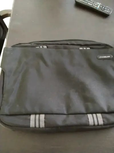 Maletín negro para laptop - miniatura 1