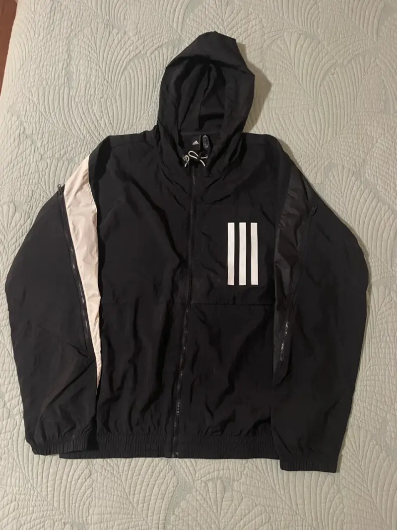 Chaqueta deportiva negra con capucha