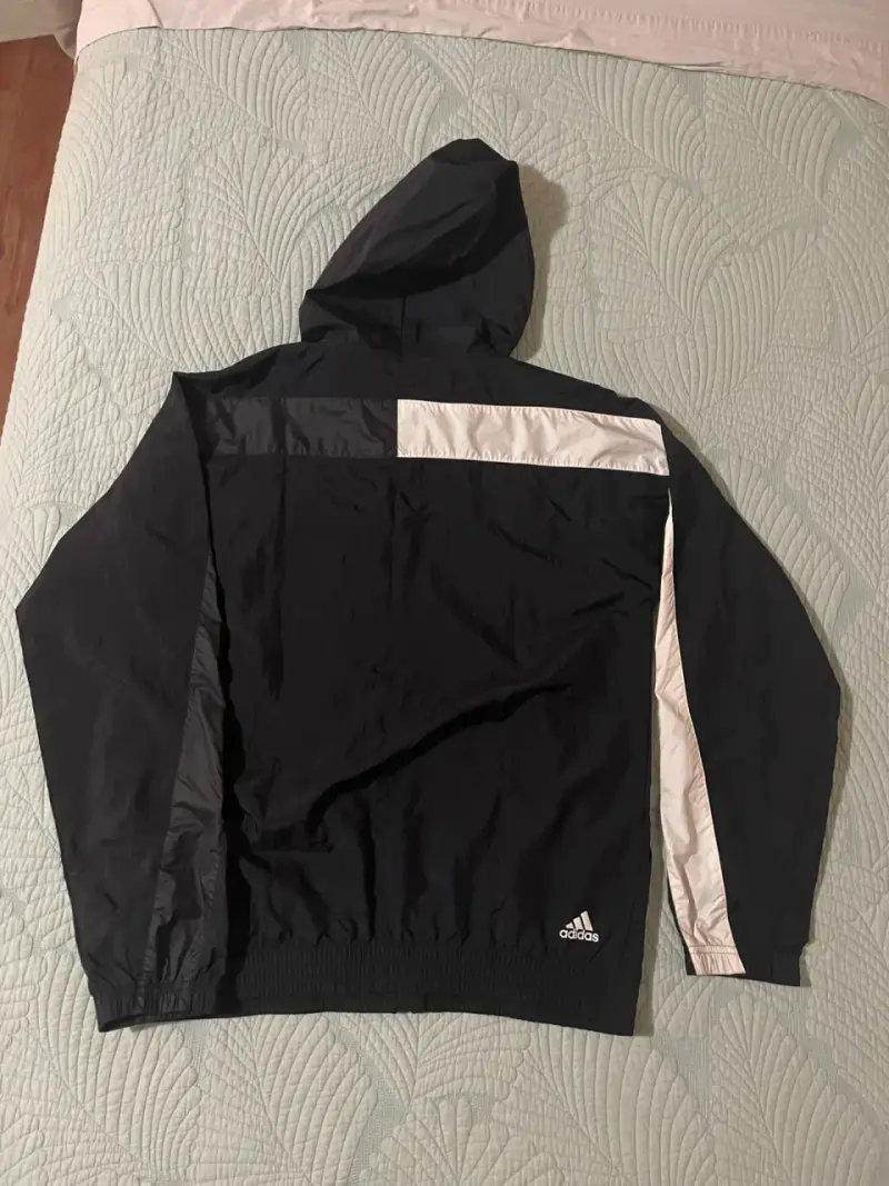 Chaqueta deportiva negra con capucha - 2