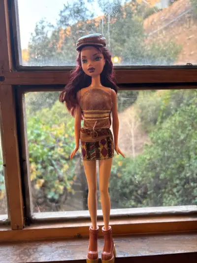 Muñeca de moda con sombrero my scene - miniatura 2