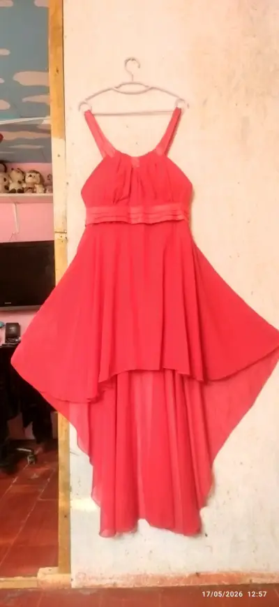 Vestido rojo con un poco de cola asimétrico - miniatura 2