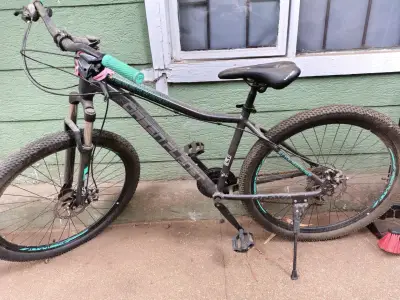 Bicicleta de montaña negra - miniatura 1