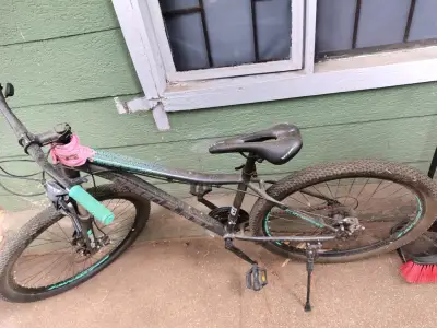 Bicicleta de montaña negra - miniatura 2