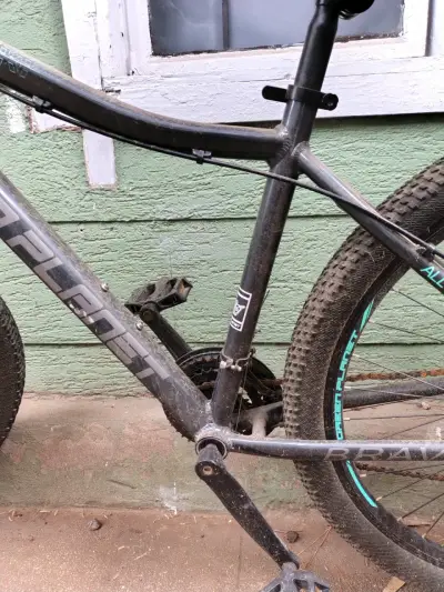 Bicicleta de montaña negra - miniatura 3