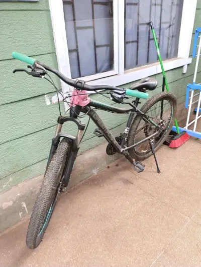 Bicicleta de montaña negra - miniatura 6