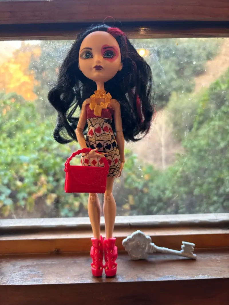 Muñeca con vestido y accesorios ever after high