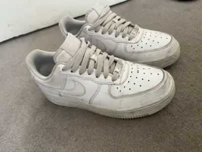 Zapatillas blancas Nike usadas - miniatura 2