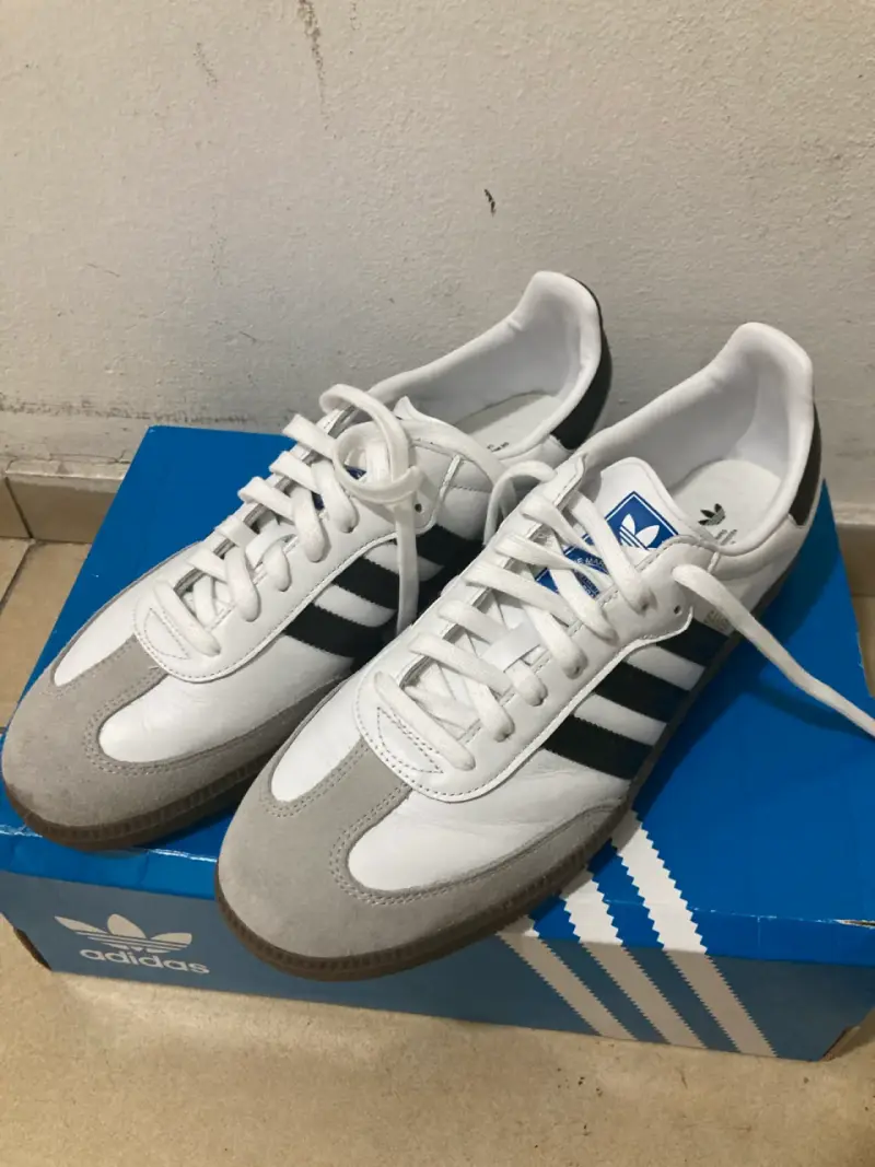 Zapatillas Adidas blancas con negro