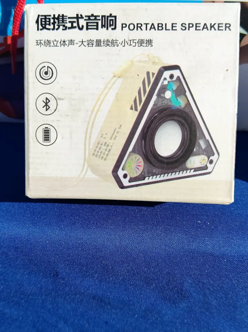 Parlante portátil triangular