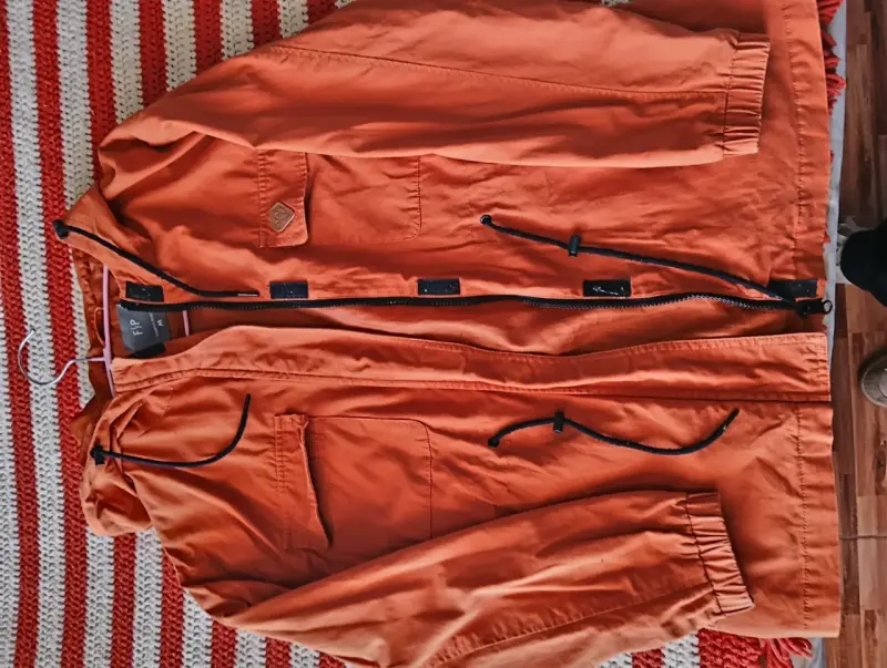 Parka naranja con capucha - 1