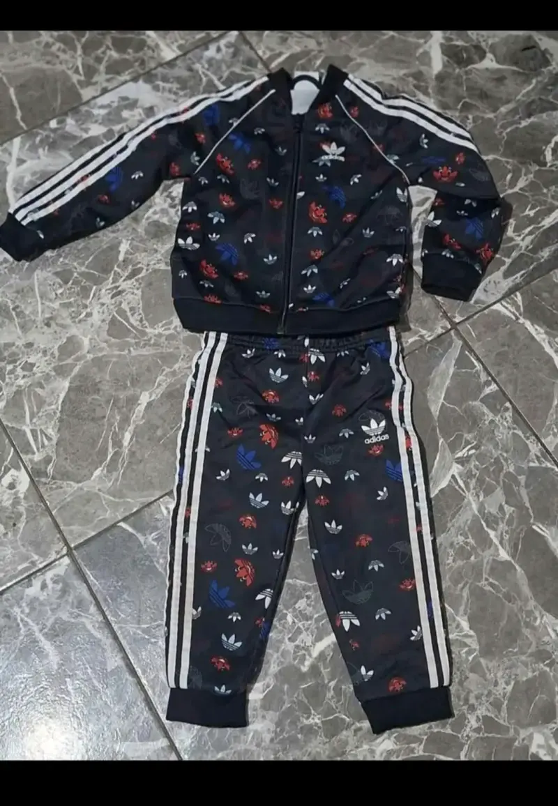 Conjunto deportivo infantil negro estampado
