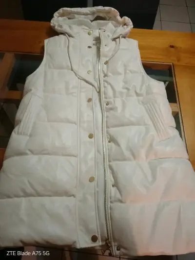 Chaleco acolchado blanco con capucha - miniatura 1