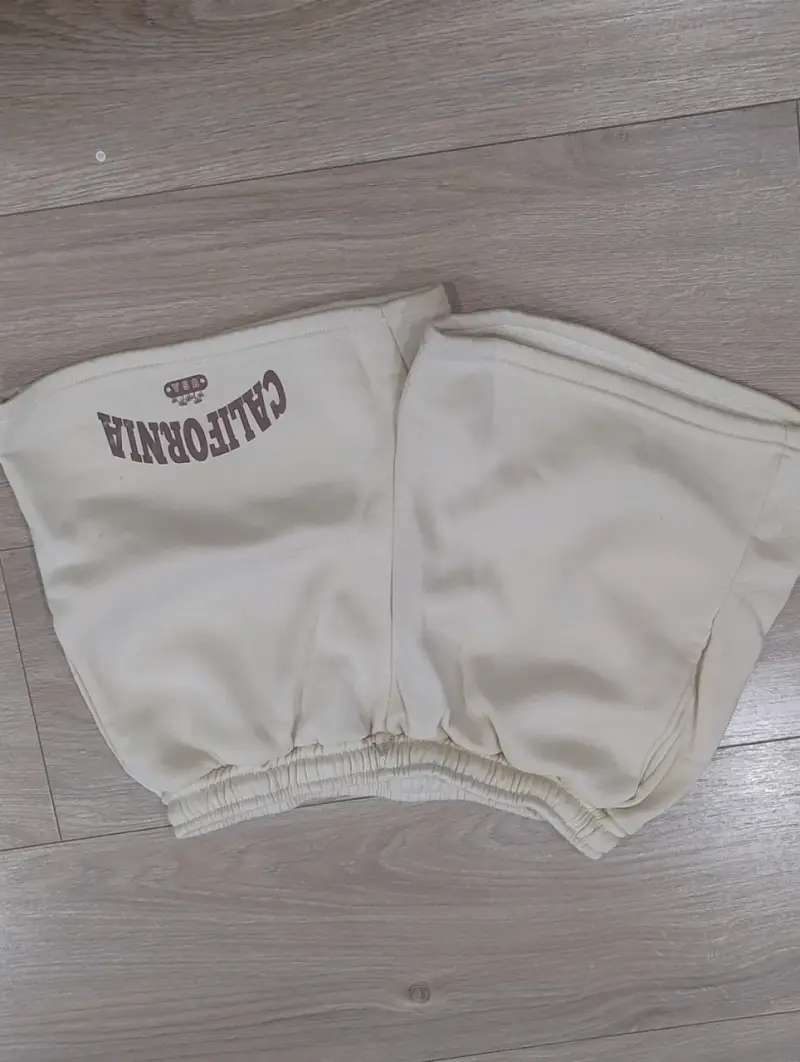 Short beige con logo 'California'