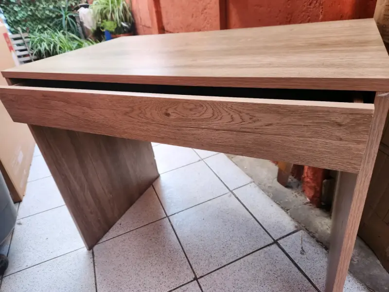 Escritorio de madera con cajón - 2