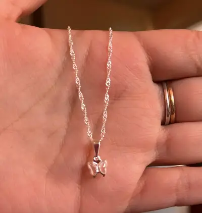 Collar con colgante de mariposa - miniatura 1