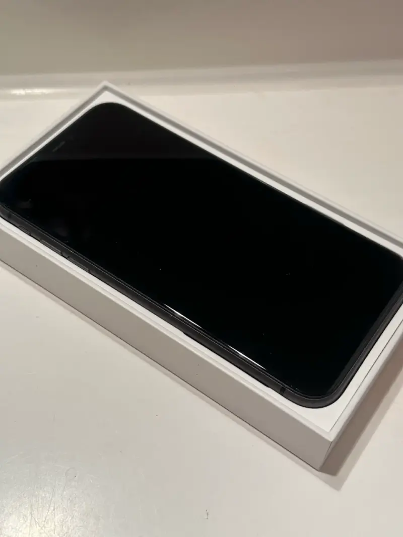 iPhone 11 negro en caja original - 2