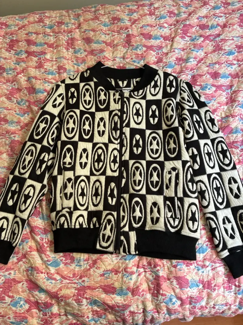 Chaqueta negra con estrellas