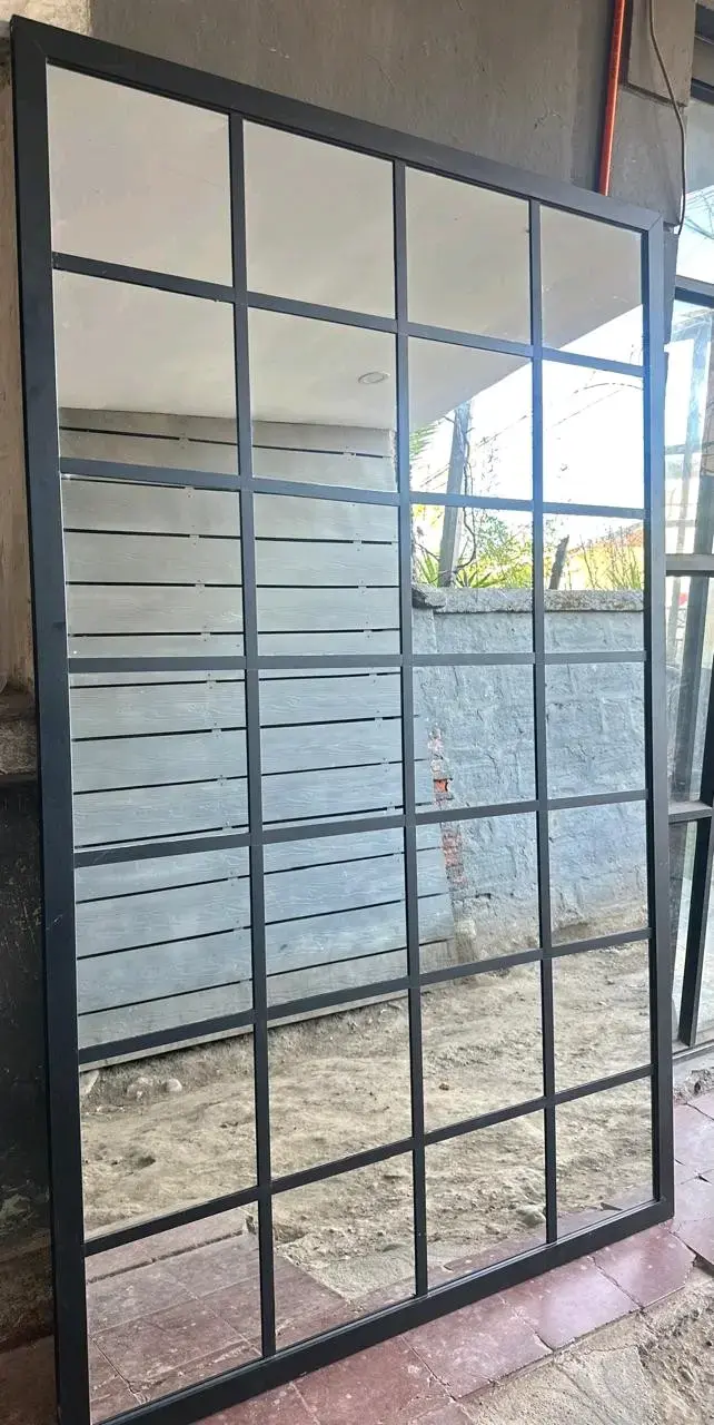 Espejo grande con marco de aluminio