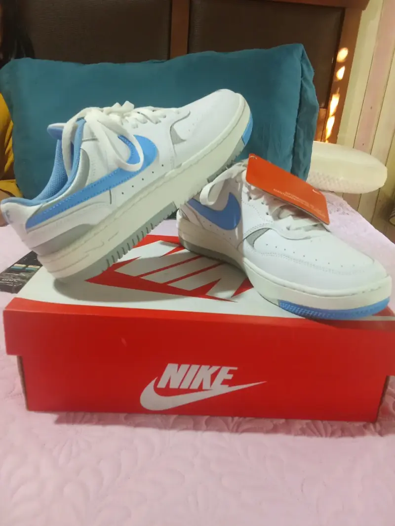 Zapatillas Nike blancas y celestes - 1
