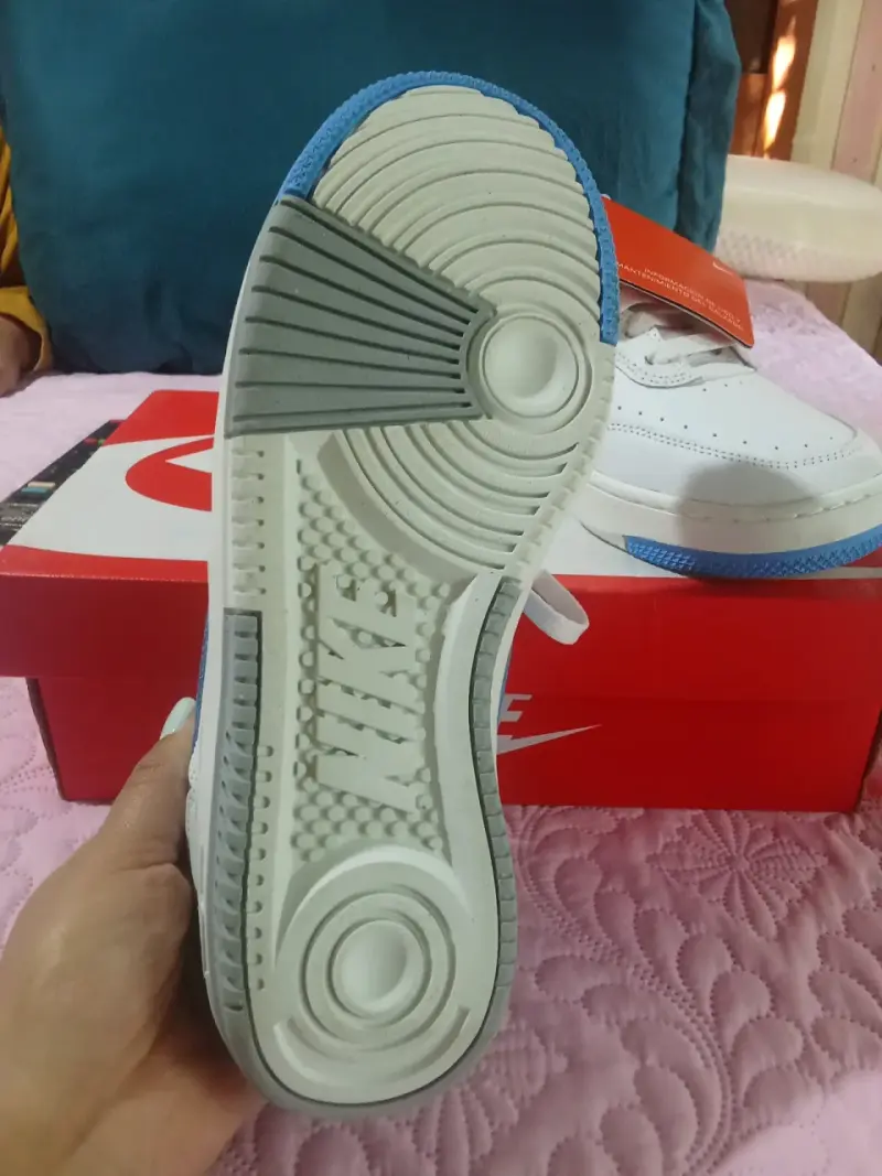 Zapatillas Nike blancas y celestes - 2