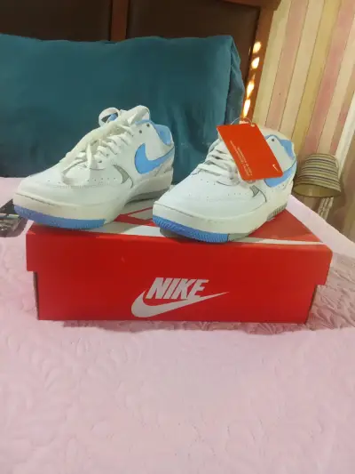 Zapatillas Nike blancas y celestes - miniatura 3