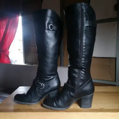 Botas negras largas de cuero - miniatura 2
