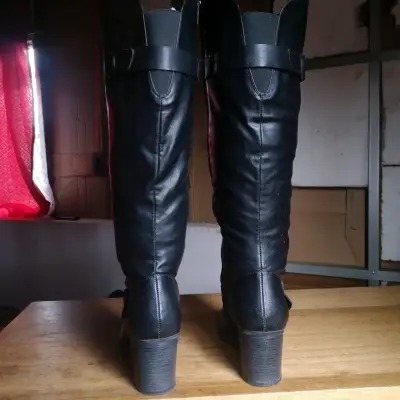 Botas negras largas de cuero - miniatura 4