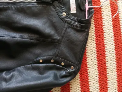 Chaqueta de cuero negra - miniatura 2