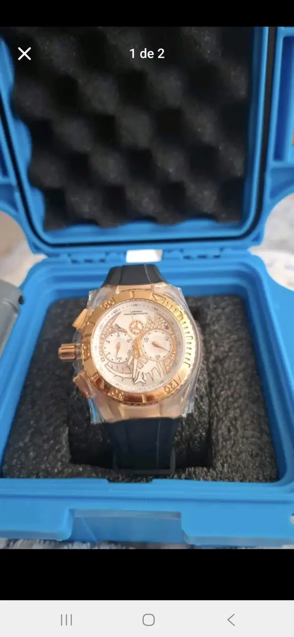 Reloj dorado con cronógrafo