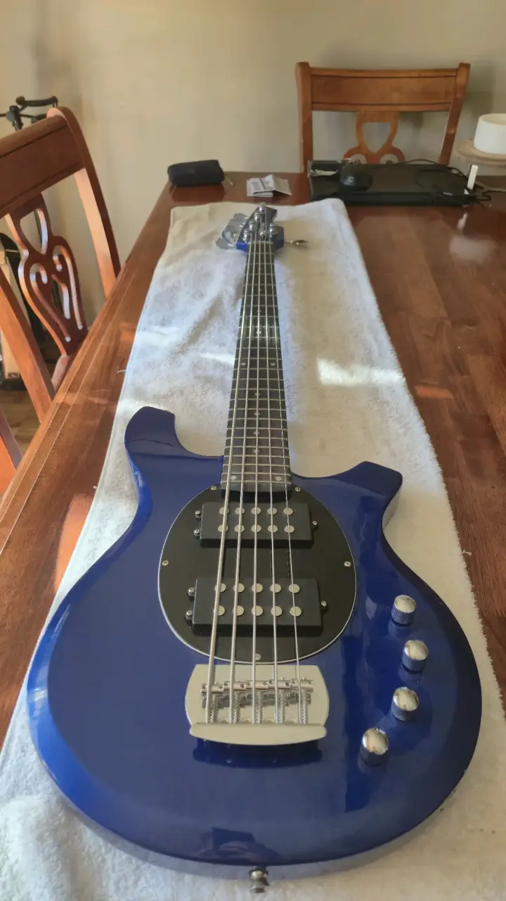 Bajo eléctrico azul metálico