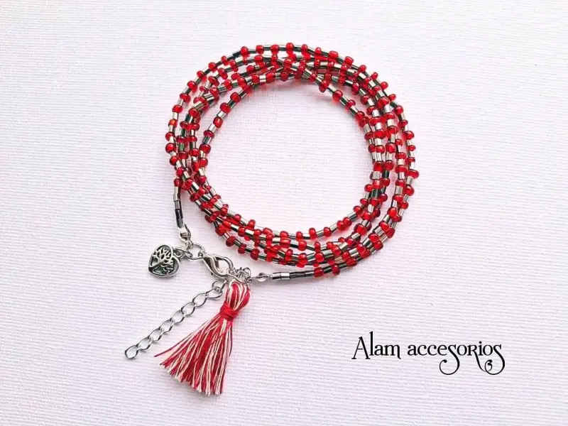 Pulsera roja de cuentas y dijes