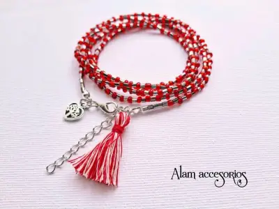 Pulsera roja de cuentas y dijes - miniatura 2