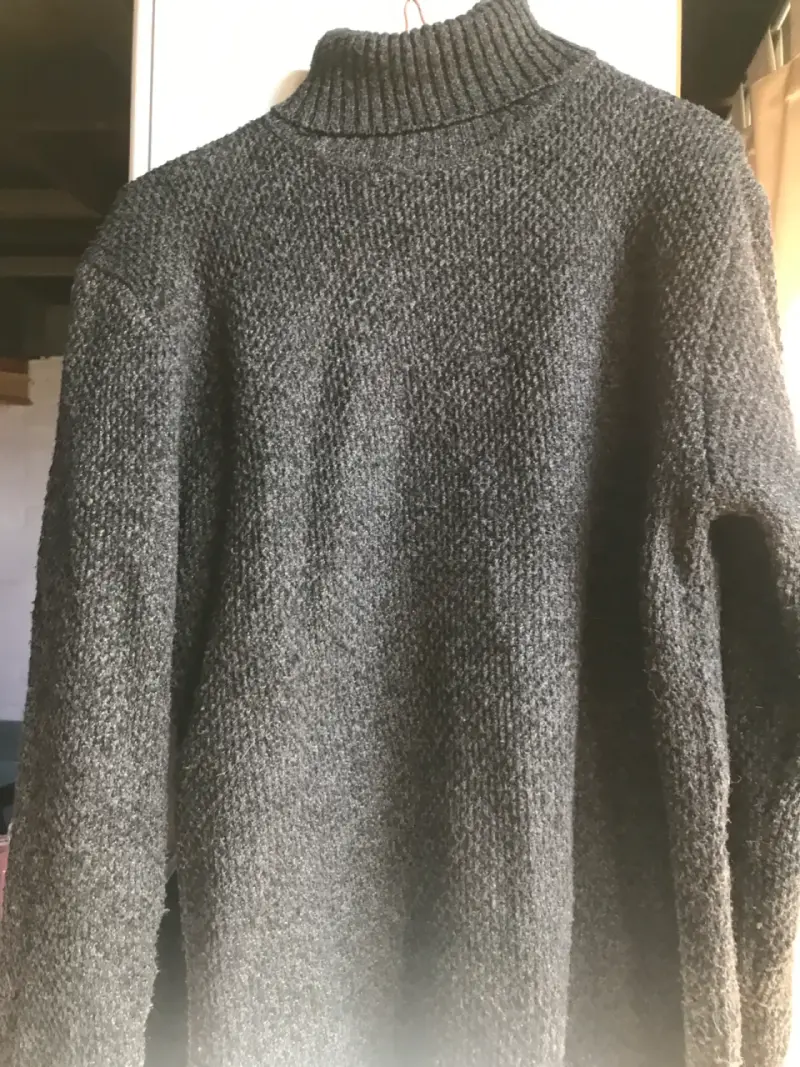 Suéter gris de cuello alto - 1