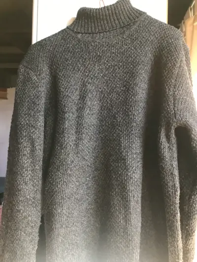 Suéter gris de cuello alto - miniatura 1