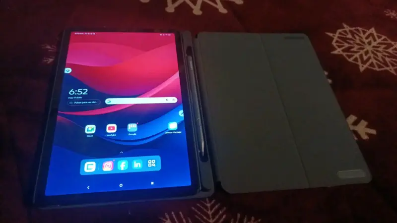 Tablet Lenovo con funda y lápiz - 1
