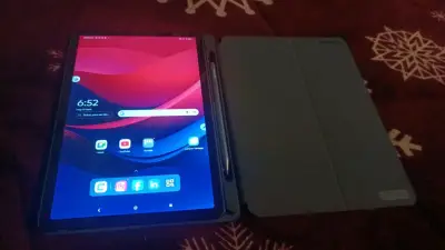Tablet Lenovo con funda y lápiz - miniatura 1