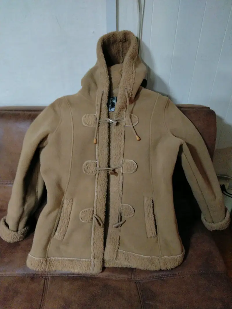 Abrigo beige con capucha