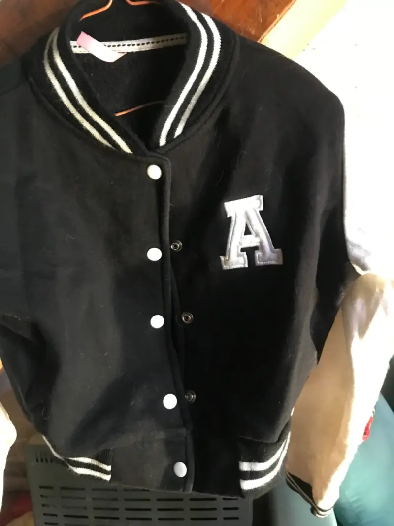Chaqueta universitaria negra con A
